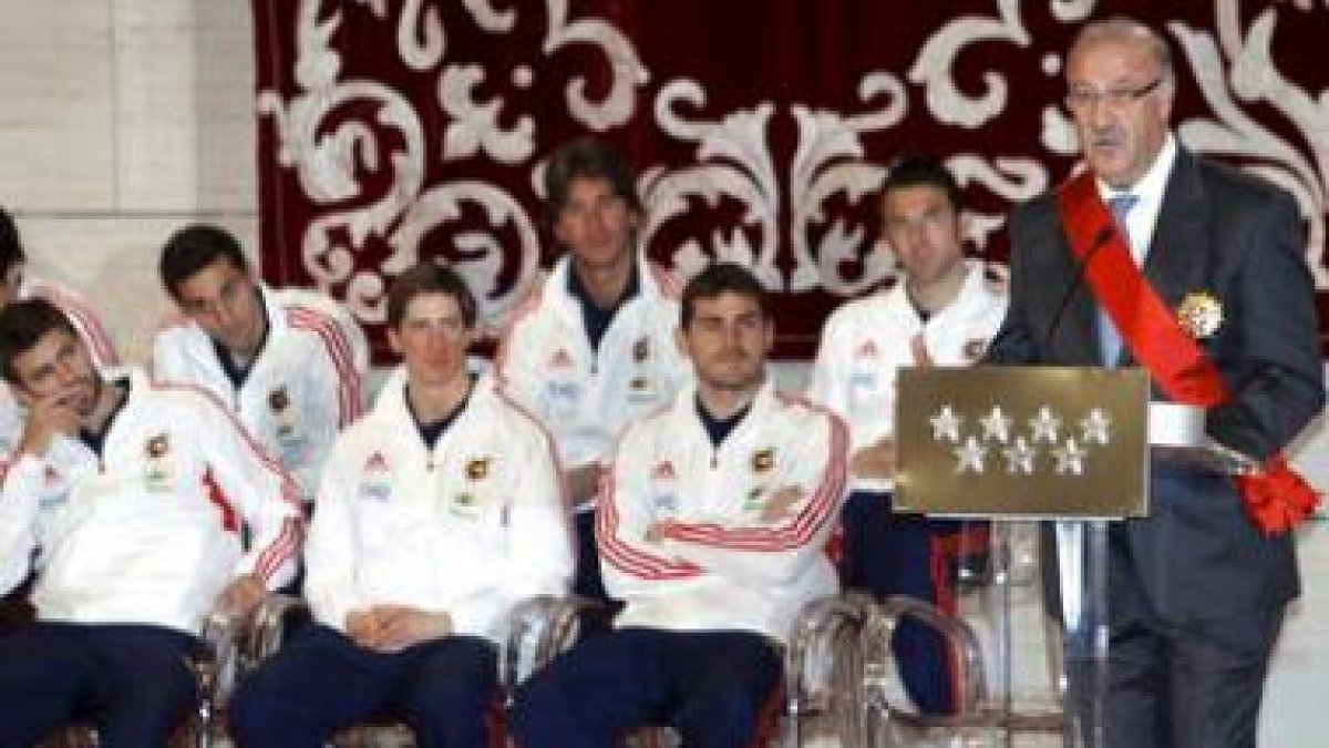 Vicente del Bosque y sus jugadores en la entrega de la Medalla de Oro de Madrid .