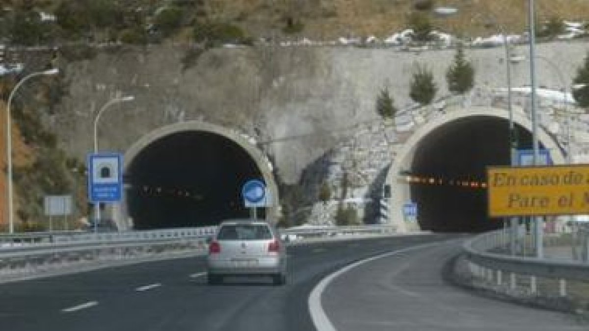 El trazado de la autopista León-Campomanes, a su paso por Los Barrios de Luna.