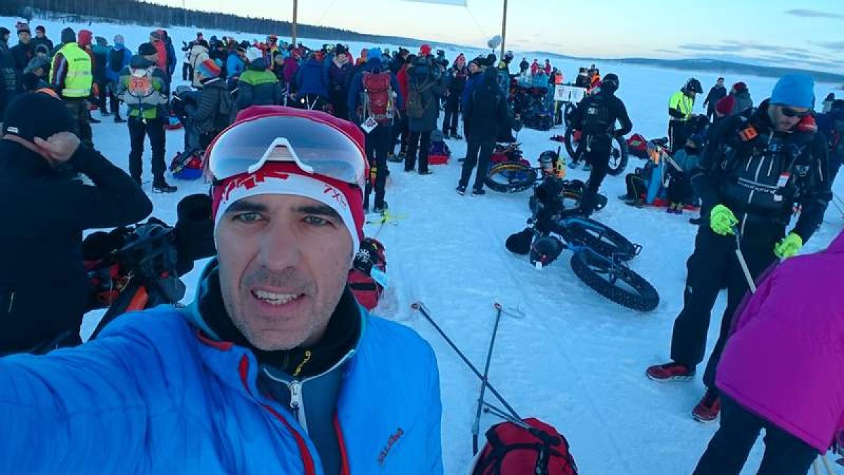 Omar Carro logró superar con éxito los 300 kilómetros a casi 30 grados bajo cero para entrar como vencedor en la meta. DL