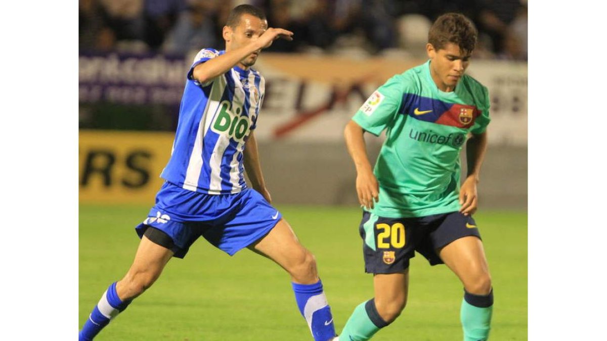 No guarda buen recuerdo la Deportiva del único duelo ante el cuadro catalán porque, a pesar de que le plantó cara y empató -2-2, consumó el descenso.