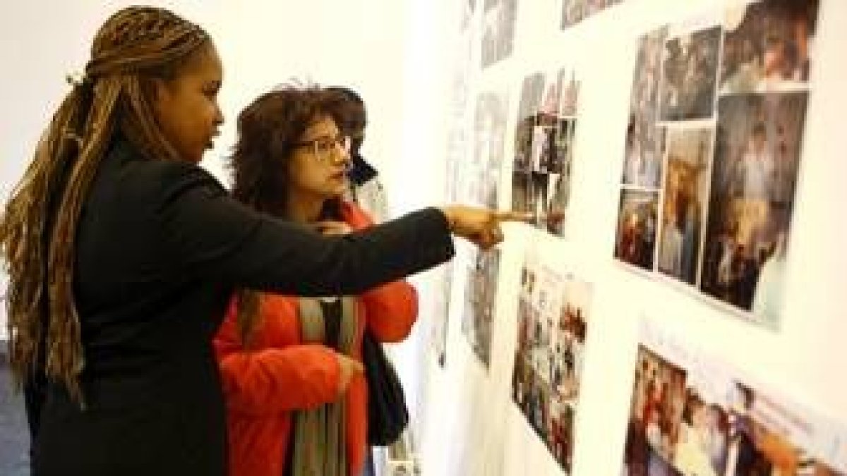 Marta Frederick y Teresa Gutiérrez, en la inauguración de la exposición cubana