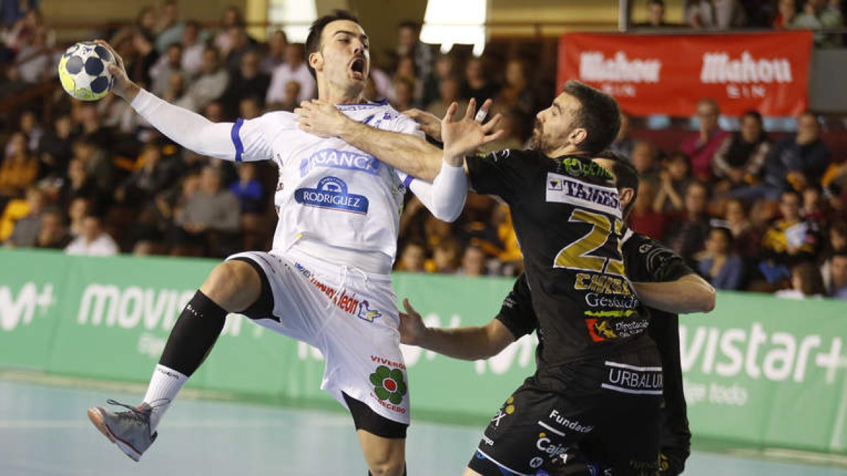 El lateral asturiano Álex Costoya supera a Chispi durante el partido disputado ayer en el Palacio entre el Abanca Ademar y el Puente Genil. FERNANDO OTERO