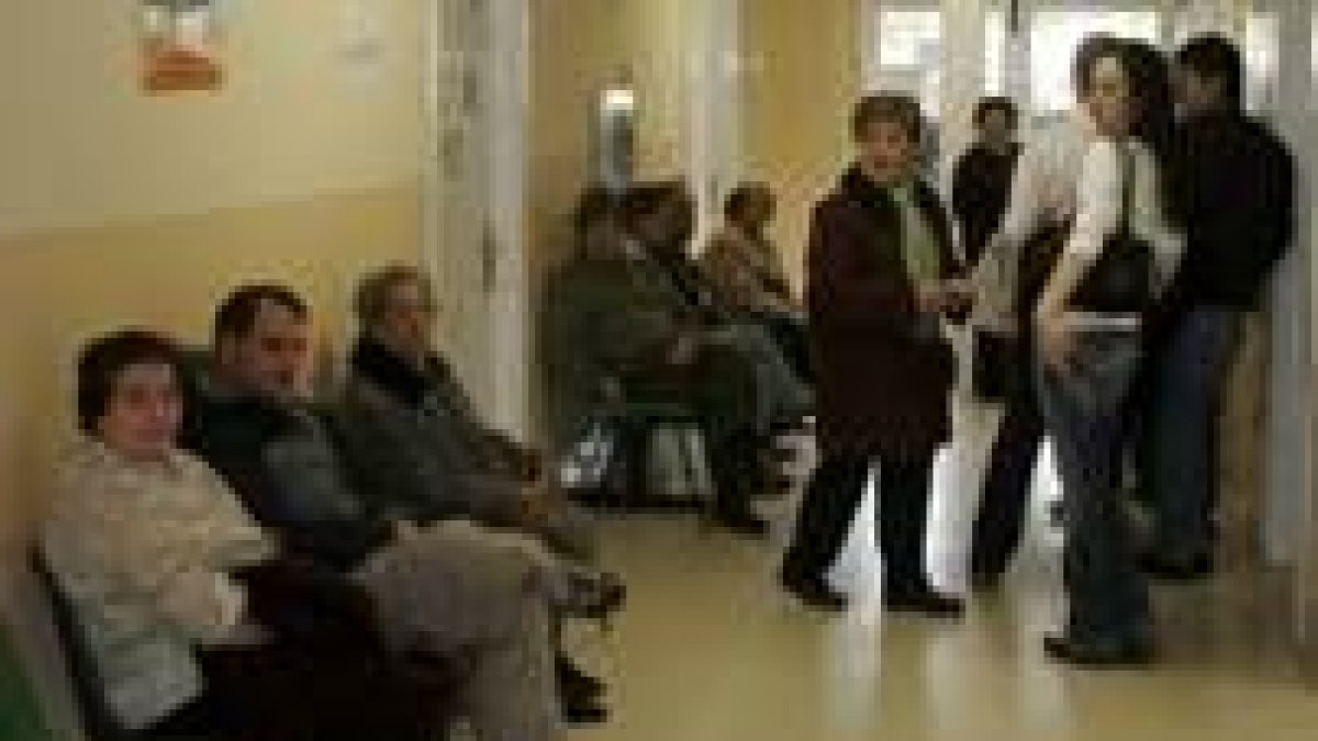 Los pacientes tienen que esperar de pie porque no hay sitio para todos