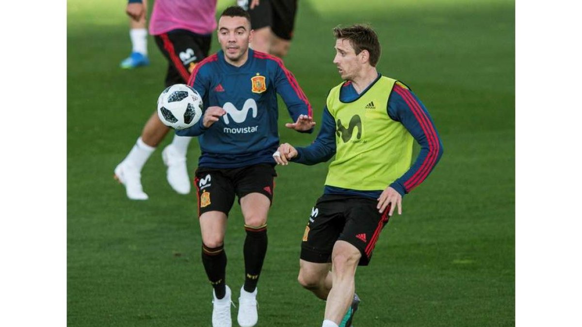 Iago Aspas y Monreal, durante el entrenamiento de la selección en Las Rozas. RODRIGO JIMÉNEZ