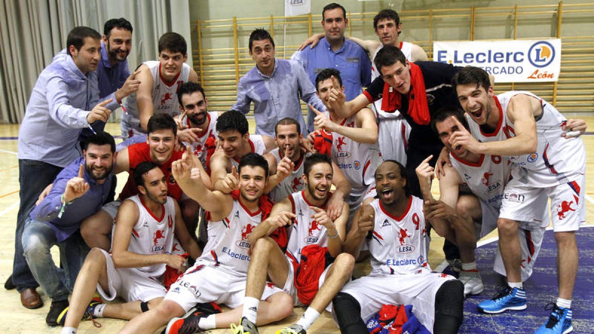 El Agustinos E. Leclerc celebra su clasificación para el play-off de ascenso a LEB Plata