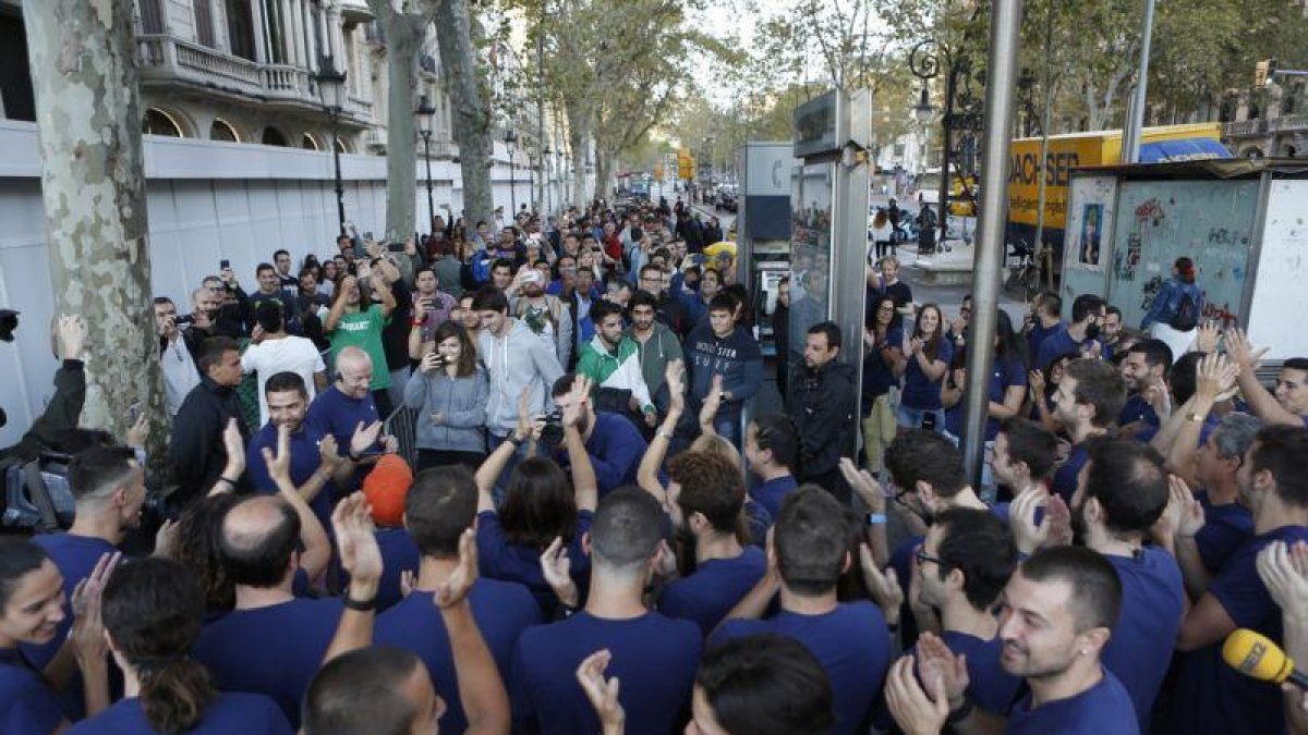 Cola ante la tienda de Apple en el paseo de Gràcia para adquirir los nuevos iPhone 7 y iPhone 7 Plus, en septiembre, en Barcelona.