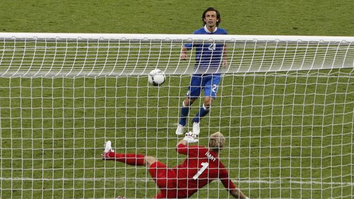 Andrea Pirlo bate a Joe Hart, en una lección de fútbol.