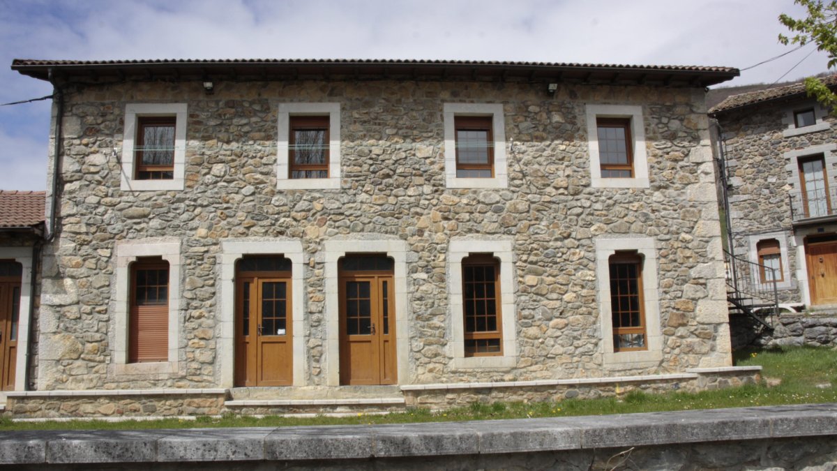 Edificio de las antiguas escuelas y Casa de los Toriles, objeto de la denuncia. CAMPOS