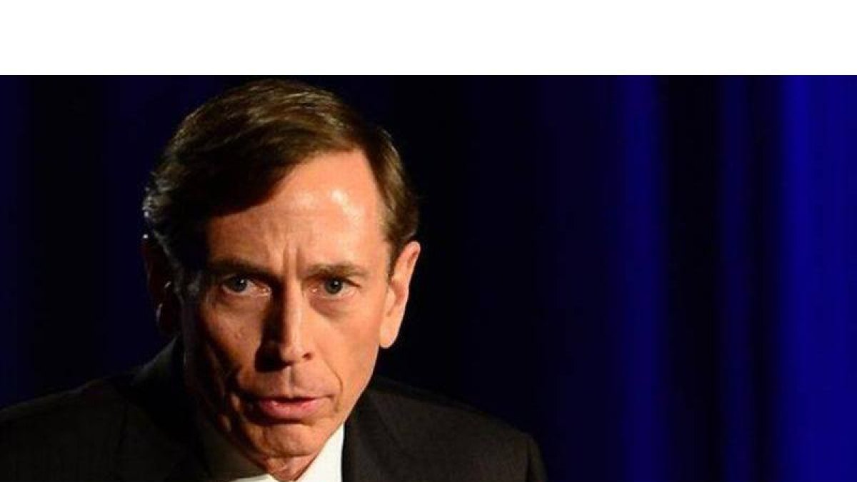 Petraeus se dirige al auditorio en su primer discurso público tras su dimisión, este martes en Los Ángeles.