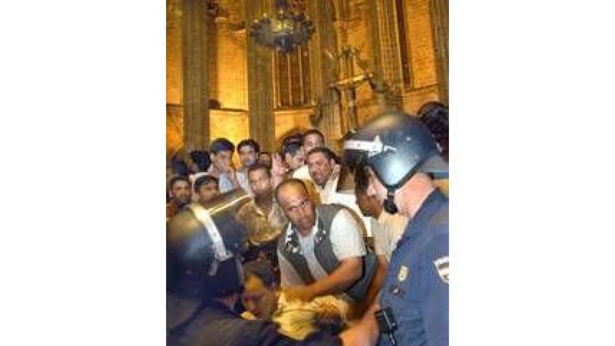 Los antidisturbios desalojaron de madrugada a los inmigrantes