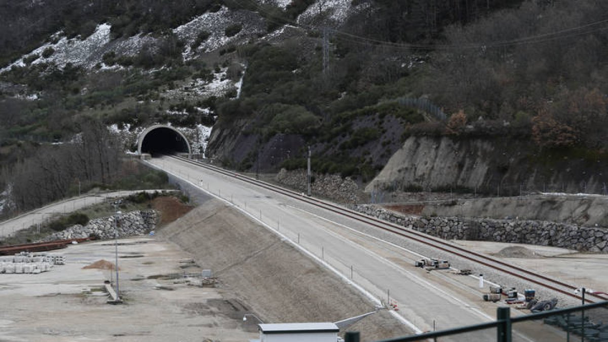 obras de la variante de pajares en la pola de gordón. JESÚS F. SALVADORES