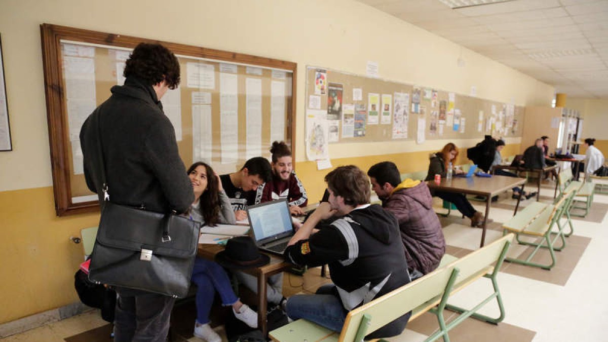 La Universidad espera superar el millar de alumnos matriculados en los másteres. SECUNDINO PÉREZ