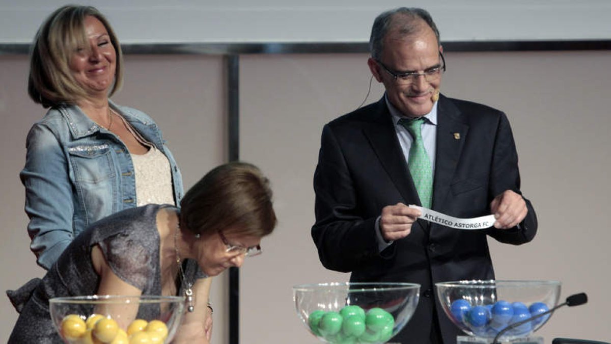 La presidenta del Atlético Astorga, Sagrario González, a la izquierda, sonríe al sacar la bola de su club ante Marcelino Maté.