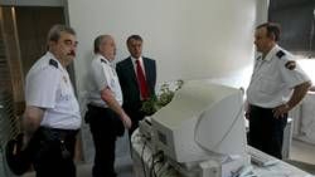 Momento de la visita a la Comisaría de Policía de Ponferrada