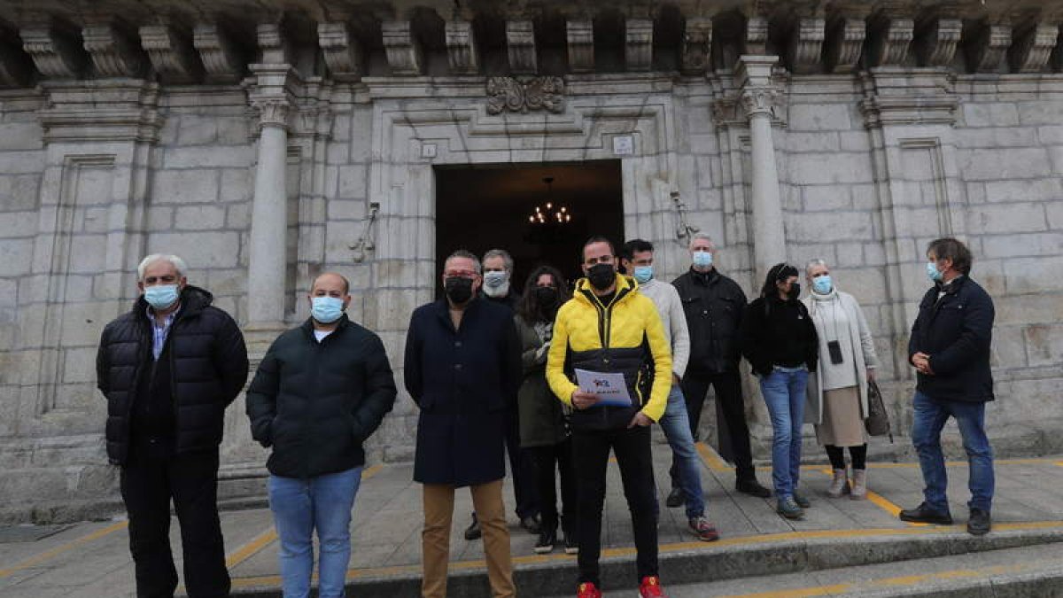 Foto de la protesta, ayer, a las puertas del Ayuntamiento. A. F. BARREDO