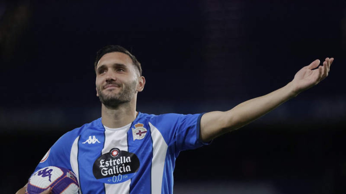 El nuevo delantero del Deportivo de La Coruña, Lucas Pérez, anotó dos goles en su estreno. CABALAR