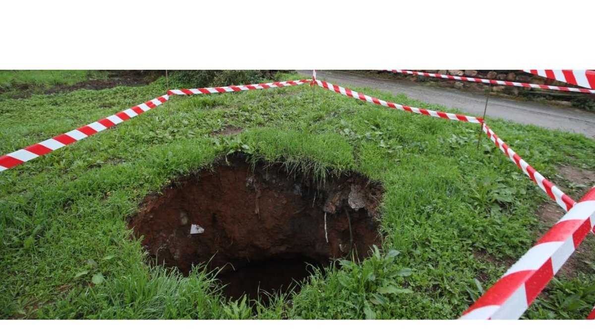 Aparece un nuevo agujero en el casco urbano, donde hubo una chimenea de ventilación de antigua mina de hierro del Coto Wagner que ya fue rellenada hace años