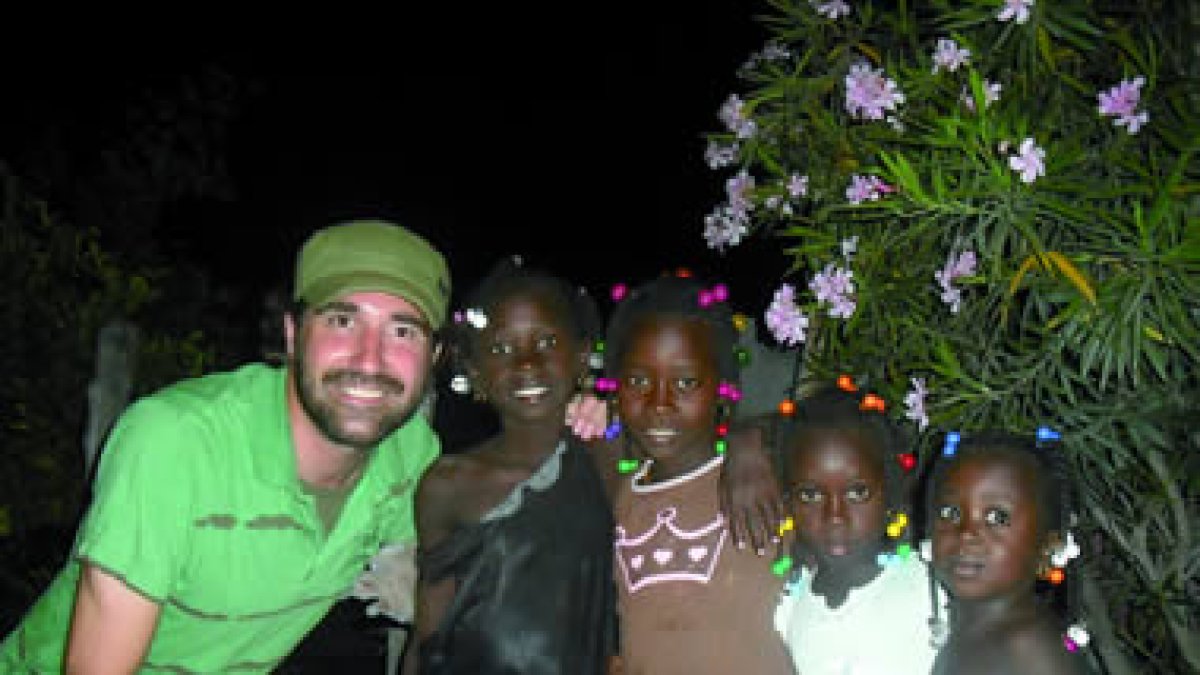 Óscar Calzado con un grupo de niñas de Jacmel.