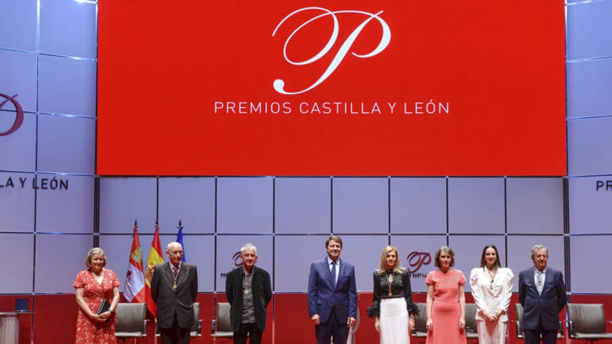 El presidente de Castilla y León posa con todos los premiados. NACHO GALLEGO