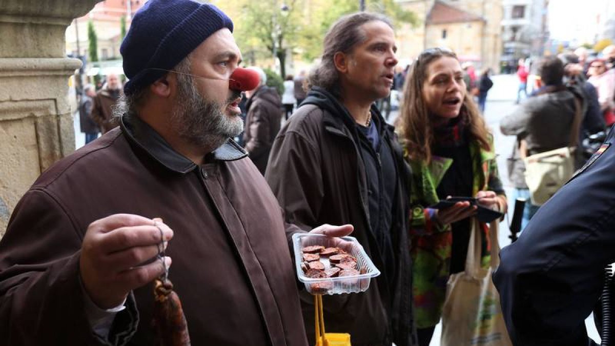 Ramiro Pinto y dos activistas más con chorizos el día de la manifestación ante la Diputación