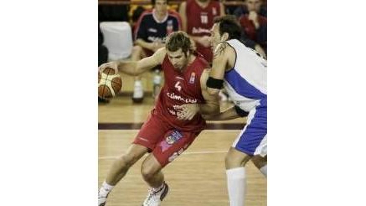 Otegui, en la foto defendido por Albert, sacó a la pista toda su garra durante la segunda parte