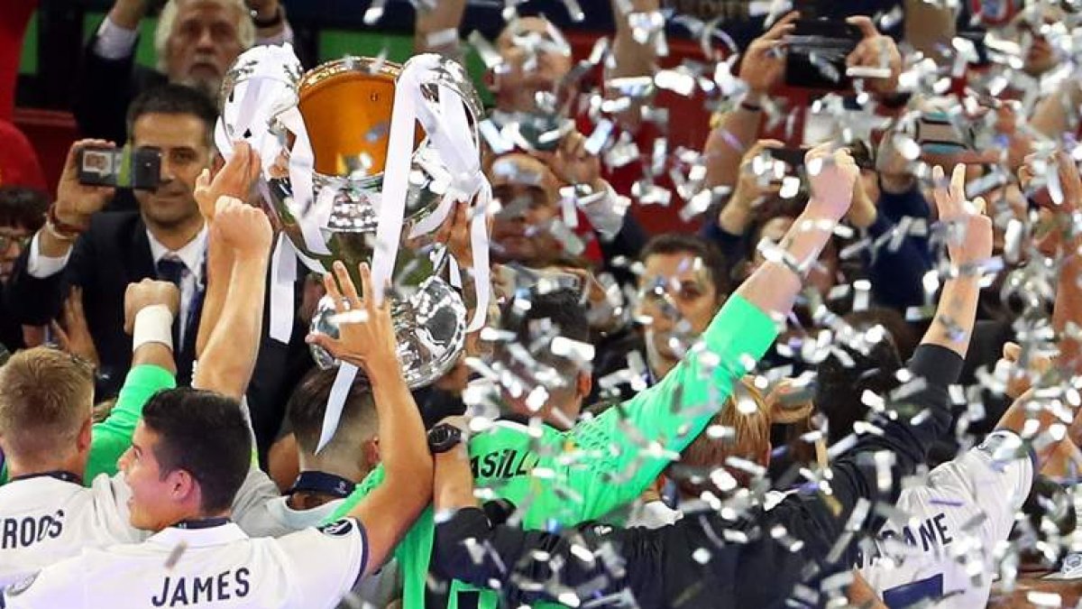 Los madridistas celebran por todo lo alto el título de la Liga de Campeones. KIKO HUESCA