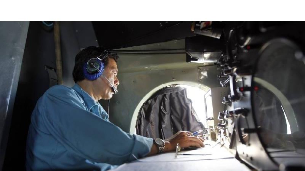 Un militar vietnamita toma notas en un avión de las Fuerzas Aéreas vietnamitas durante una operación de búsqueda del vuelo MH370 de Malaysian Airlines desaparecido hace una semana, en aguas vietnamitas.