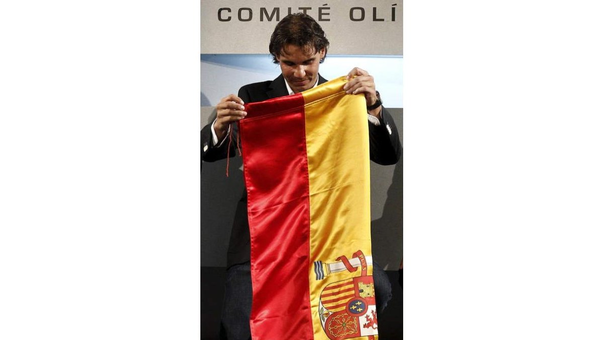 Nadal disfrutó al recoger la bandera que portaría en Londres. Una tendinitis le deja ahora fuera.