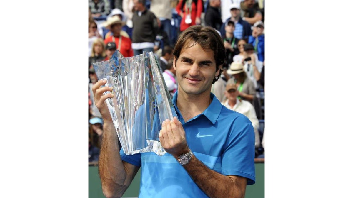 Federer levanta el trofeo que le acredita como campeón.