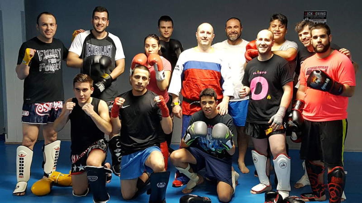 Alfredo Arrojo, en el centro, junto a los alumnos del seminario. DL
