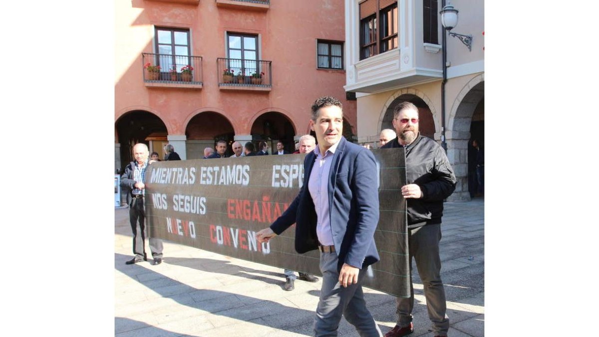 El concejal Mendo, con los manifestantes detrás. ANA F. BARREDO