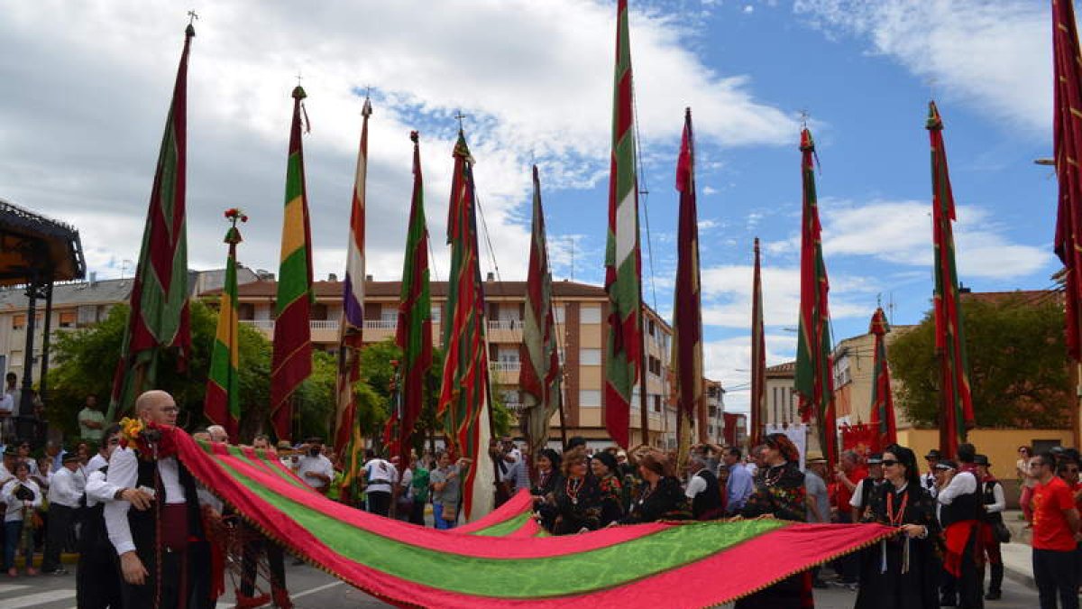 Imagen de la concentración de los pendones en la Plaza La Fuente . MEDINA