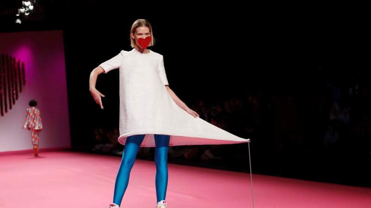 Una modelo luce uno de los diseños de Ágatha Ruiz de la Prada de temporadas pasadas