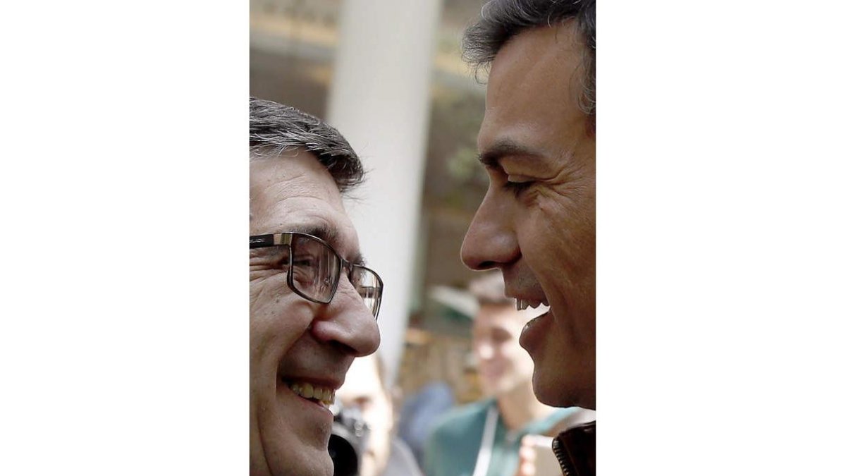 López y Sánchez se saludan en Las Ramblas. MARTA PÉREZ