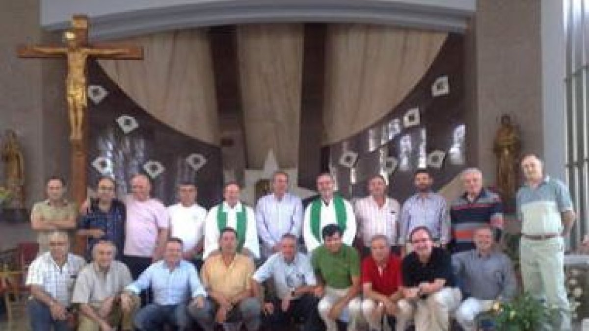 Compañeros de promoción del nuevo arcipreste de Rivas del Sil, en el homenaje.