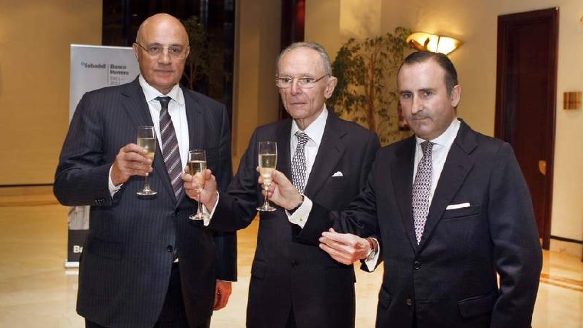 José Oliú, Ignacio Herrero y Pablo Junceda brindan ante los medios por el centenario del banco.