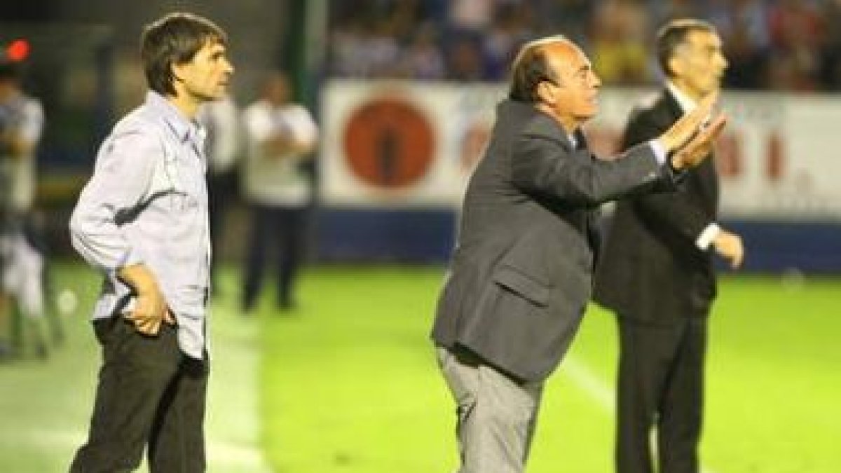 Tartilán (c) deja la función de director deportivo, puesto que será ocupado por Nistal (i).