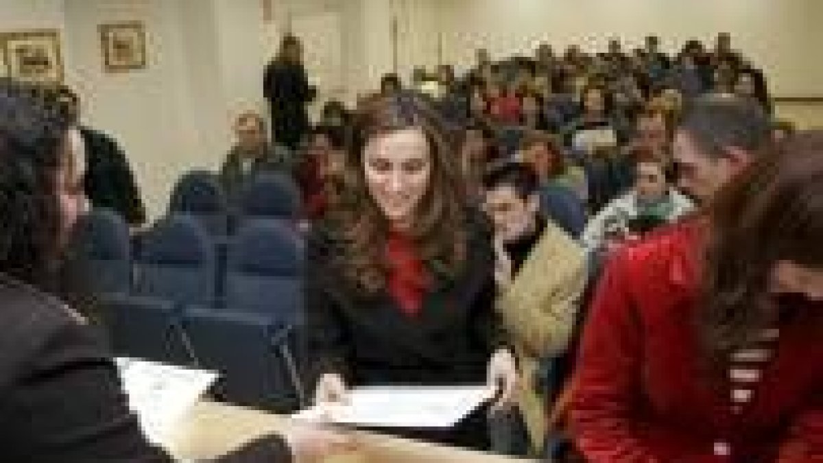Entrega de diplomas a los aprobados en el primer cuatrimestre de los cursos de extensión