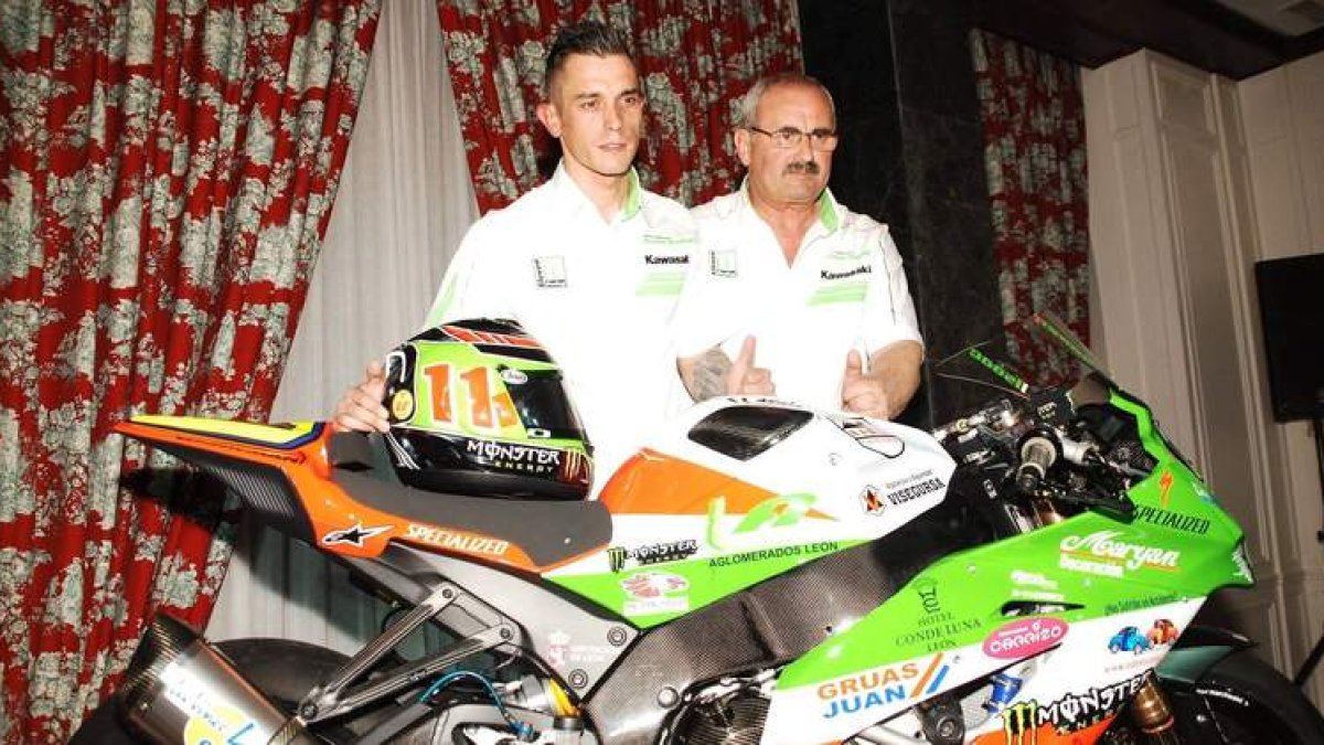 Isaac, junto a su padre y la inseparable Kawasaki con la que ha subido al segundo puesto del podio