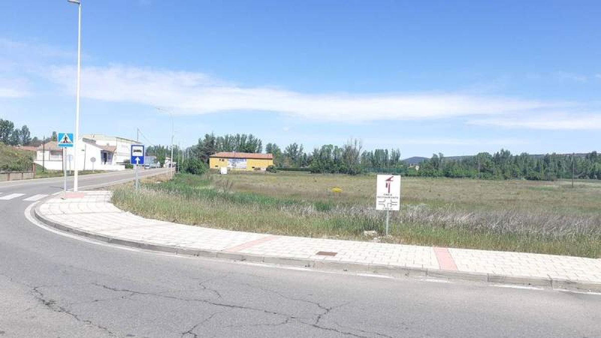 El suelo para el supermercado mira a la carretera de Caboalles, junto a la glorieta de Azadinos. DL