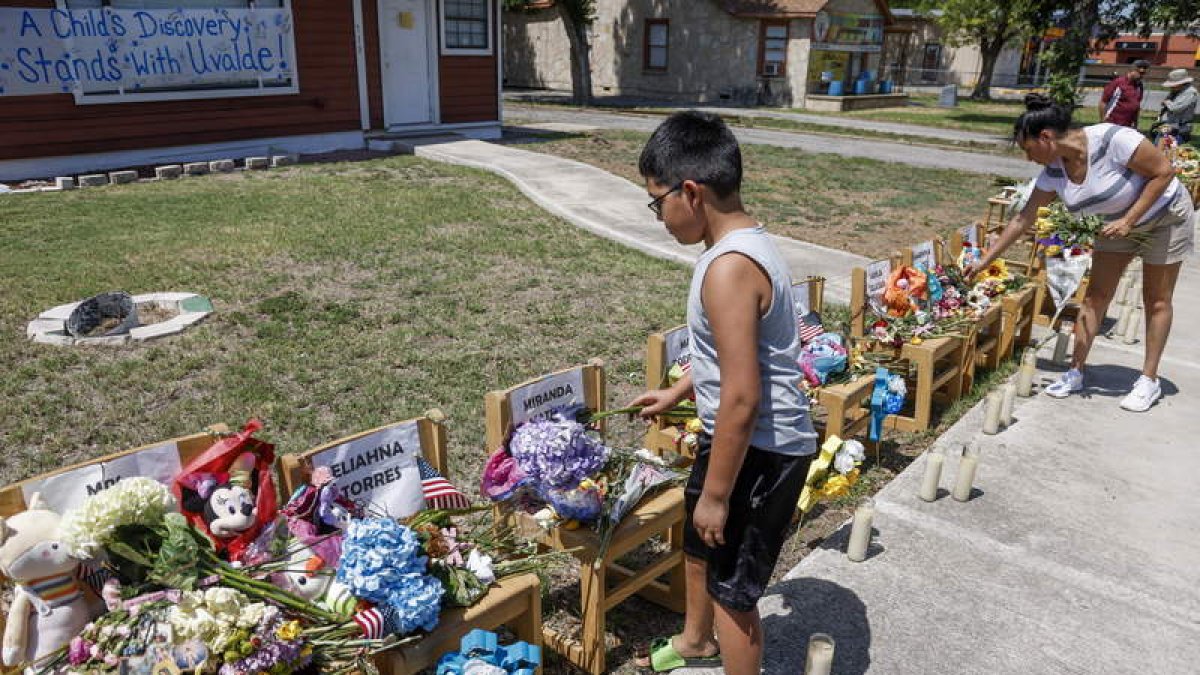Imágenes de las flores colocadas en cada una de las sillas de los niños asesinados. TANNEN MAURY