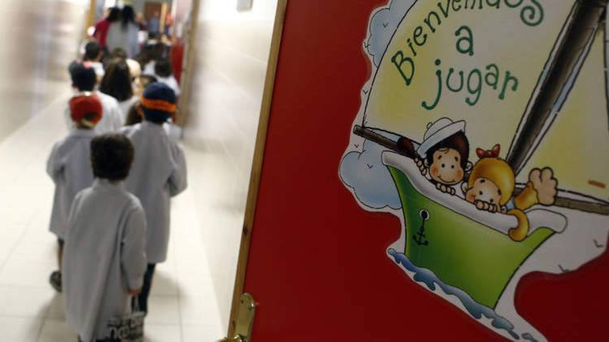 Niños en un colegio de la ciudad de León a la hora de la entrada en el aula.