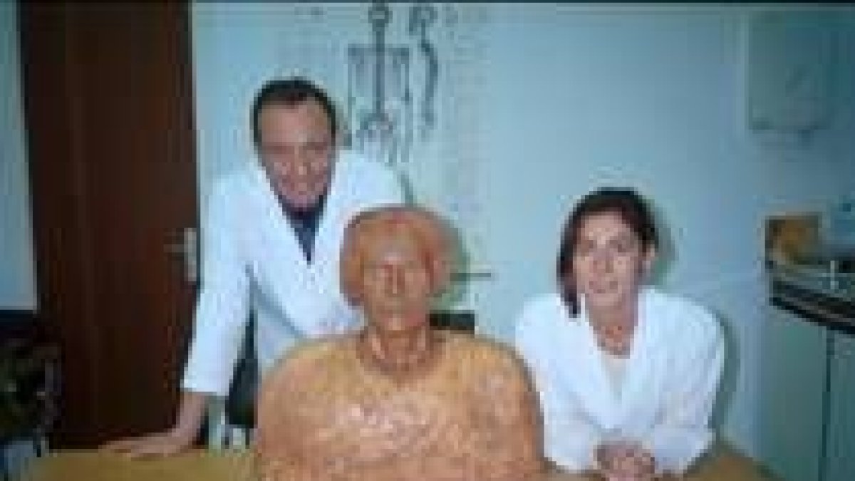 Foto tomada en 1997 de Encina Prada junto a otro investigador con la recreación de Vermudo III