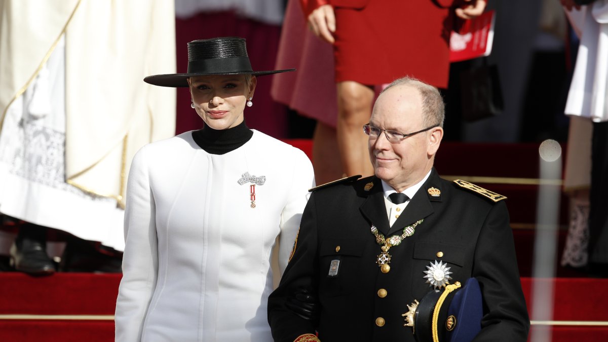 El príncipe Alberto de Mónaco junto a su esposa Charlene en una imagen de archivo. La pareja se casó en 2011. EFE/EPA/SEBASTIEN NOGIER / POOL