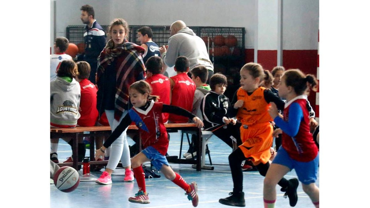 Medio centenar de equipos, entre ellos los representantes del anfitrión Agustinos Eras, tomaron parte en el Torneo de Carnaval ‘Ciudad de León’. MARCIANO PÉREZ