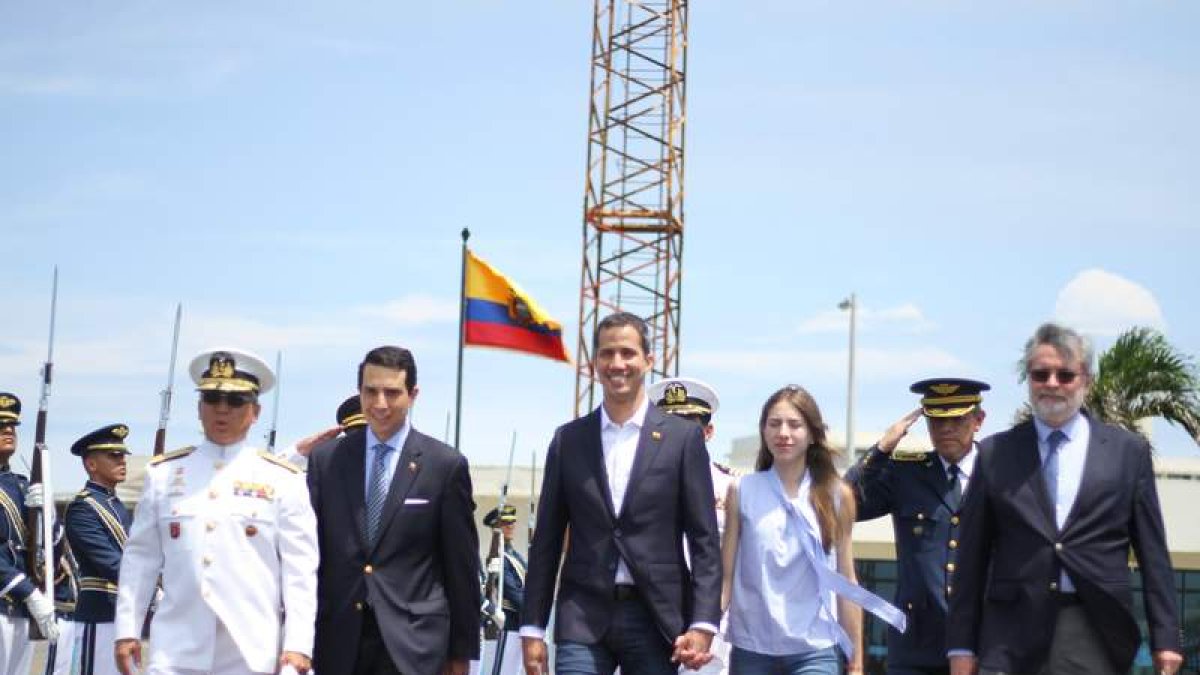 Juan Guaidó y su esposa, Fabiana Rosales, durante su despedida en Salinas (Ecuador). EFE