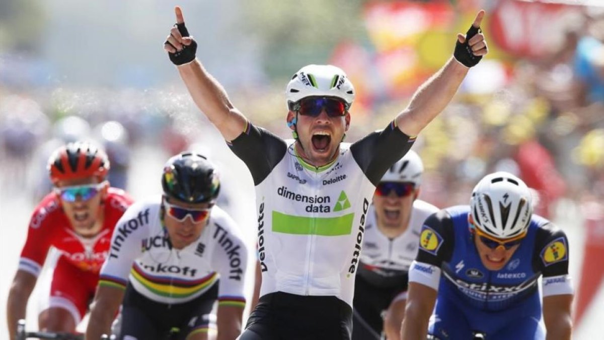 Mark Cavendish gana la primera etapa del Tour 2016 al esprint por delante de Marcel Kittel (derecha) y Peter Sagan.