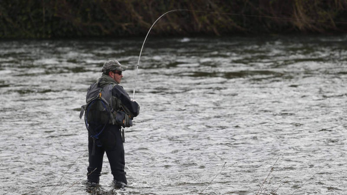 La enorme cantidad de agua que traen todos los ríos hace muy complicada la pesca en los cauces de la provincia. JESÚS