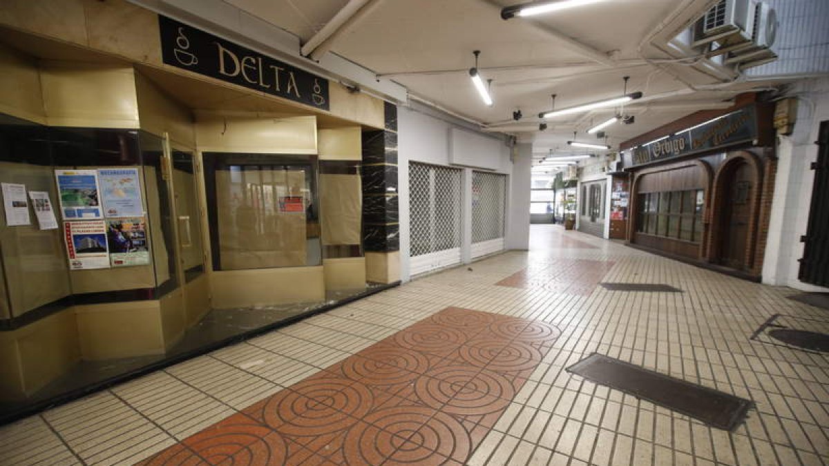 Dos cafés, un restaurante, tiendas y agencias han cerrado. RAMIRO