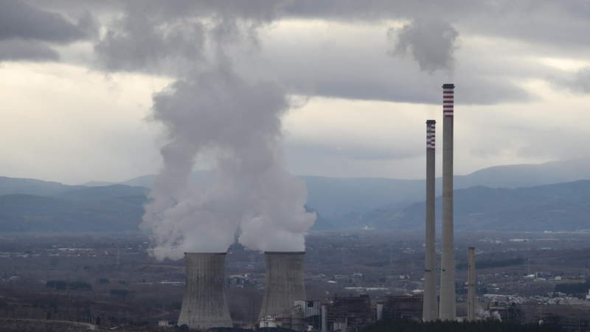 La central térmica de Compostilla, en pleno funcionamiento en una imagen reciente. ANA F. BARREDO